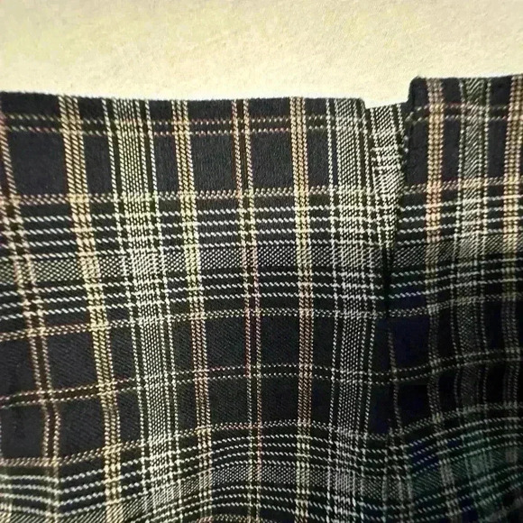 Size 18W Plaid pants / legging style with snap and zip closure. - Picture 7 of 10